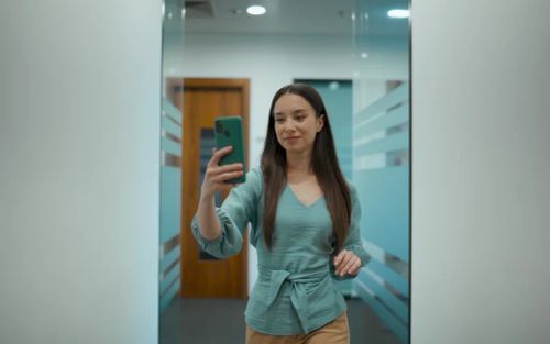 aesthetic reflection cute selfie poses