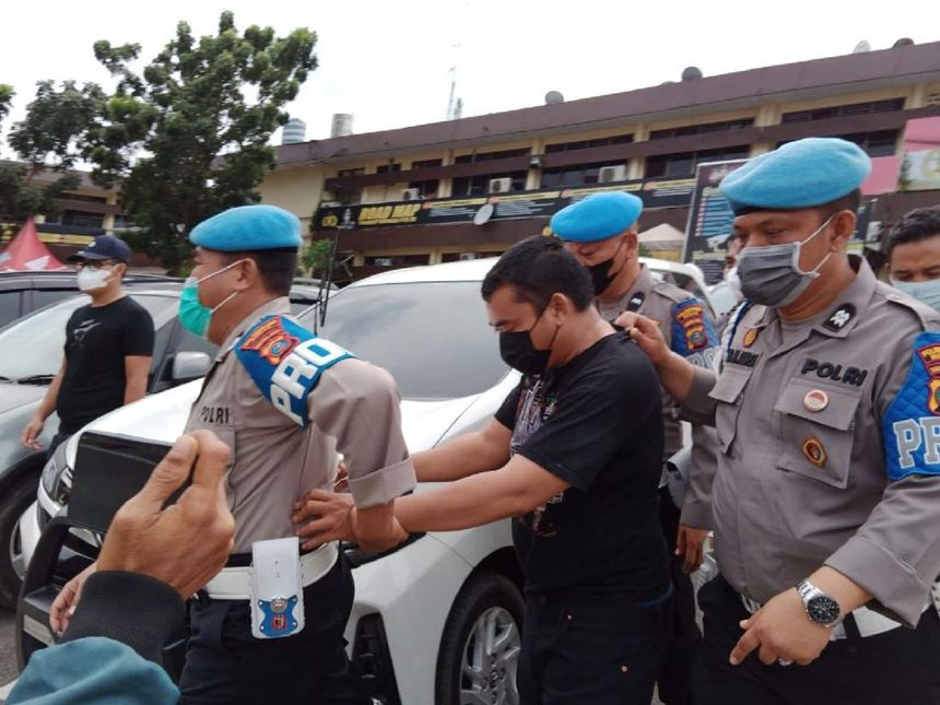 Penampakan Oknum Polisi Medan Peras Warga Digiring ke Tahanan
