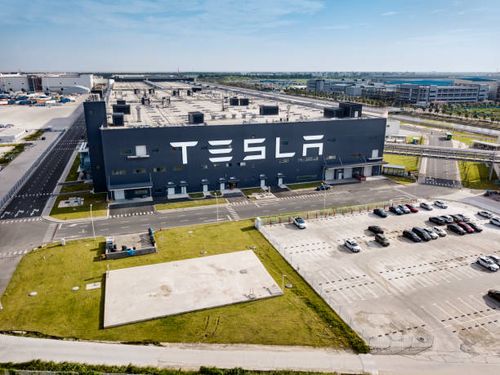  Tesla: Disruptor, Innovator, and the Future of Mobility?