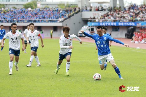 10月2日，遂宁舍得干队与巴中红叶队球员在赛场上激烈拼抢。（C视觉签约摄影师 张勤宝 摄 ）