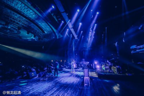 旅行团乐队演唱会照