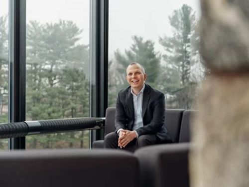 对着镜头微笑的 Bill Lobig