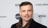 Tom Welling Jokes About Viral Hotel Window Photo, Shares 'Smallville' Co-Star Michael Rosenbaum's Reaction - Just Jared