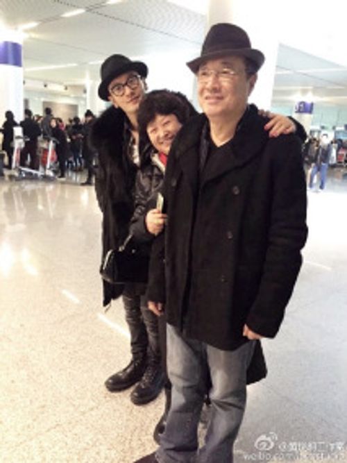 黄晓明童年照全家福