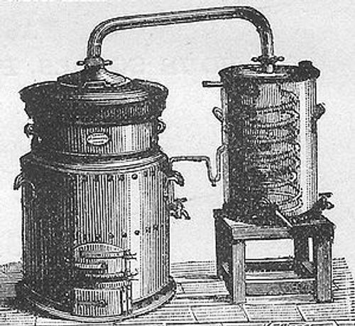 Dessin en noir et blanc d'un appareil composé de deux cylindres verticaux reliés par leur dessus au moyen d'un tube cintré. Le premier cylindre comporte, en sa partie inférieure, un foyer où était enfourné le bois et, en sa partie supérieure, de l'étuve hermétiquement fermée où étaient placés les produits à distiller. Les vapeurs produites passaient par le tube cintré dans le second cylindre, rempli d'eau à l'exception d'un tube en hélice (le serpentin) où descendaient, se ref