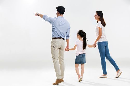 快乐的三口之家看向远方图片下载