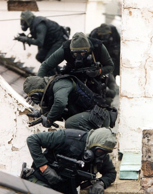 r/MilitaryPorn - SAS members during the Iranian embassy siege in 1980 [2817×3575]