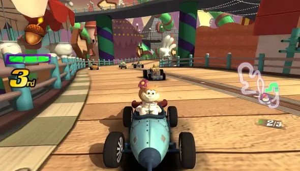 Captura de pantalla del videojuego Nickelodeon Kart Racers, que muestra a Sandy Cheeks en un kart en una pista de carreras.