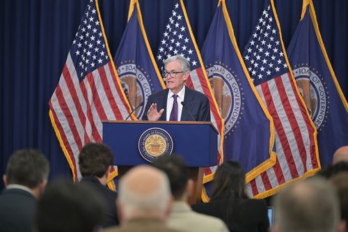 Bitcoin fecha em alta, com notícias de tarifas e perspectivas para o Fed