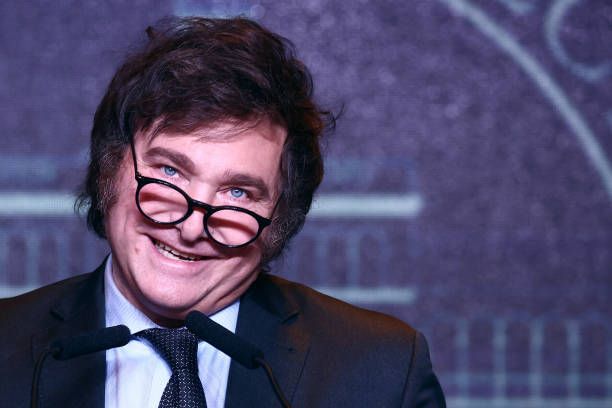 Milei responsabilizó a Kicillof por la suba del riesgo país