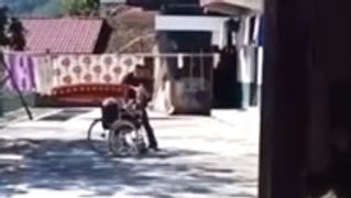 愤怒！男子疯狂殴打坐在轮椅上的老母亲 相关部门已介入调查