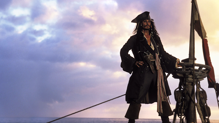 Jack Sparrow capitão do Pérola Negra no mar do Caribe cena icônica do filme Piratas do Caribe A Maldição do Pérola Negra