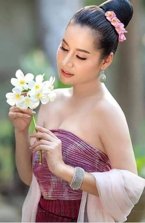 Thai Pictures, Thai Goddess, Beautiful Thai Flowers, Thai Queen, Thailand National Flower, Stylish Girl, Bun Hairstyles, Traditional Dresses, Asian Beauty