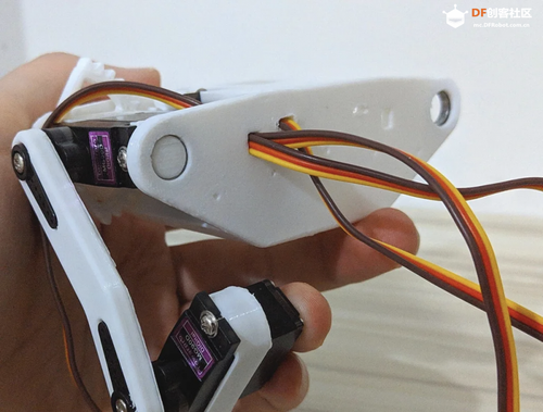 一只基于ESP32的小型四足机器狗图13