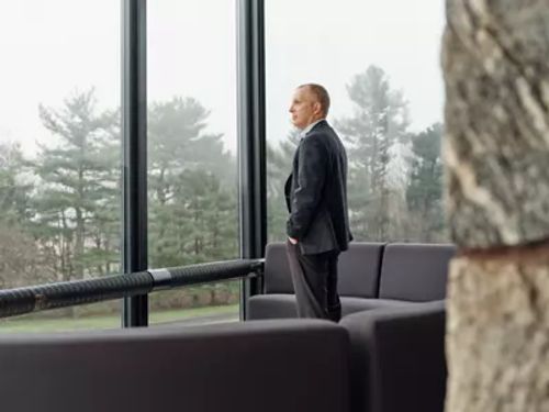 若有所思地眺望远方的 Bill Lobig