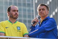 Moraes arquiva investigação contra Bolsonaro na 'Abin Paralela', mas Carlos segue investigado