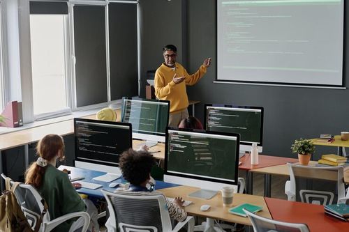 Photo teacher working in computer science class