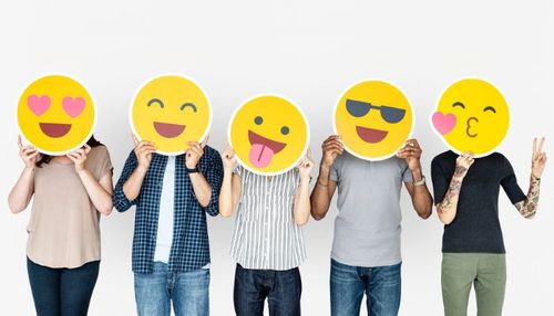 Cinco personas divertidas con carteles de emojis para copiar y pegar sobre la cara.