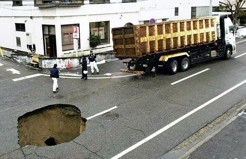 大型トラック（右上）が通過した際にできた陥没。真下の下水道管に大きな穴が開いていた（１月９日、新潟市東区で）＝住民提供