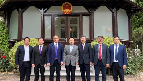 与中华人民共和国驻瑞士联邦特命全权大使王世廷(正中)会面