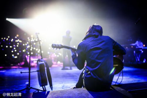 旅行团乐队演唱会照