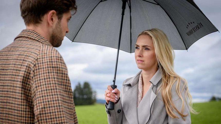 Die „Sturm der Liebe“-Figuren Larissa und Henry stehen sich gegenüber.