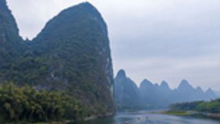 广西阳朔：游客春游漓江赏山水