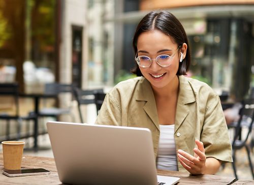 一位女士正在使用笔记本电脑工作。