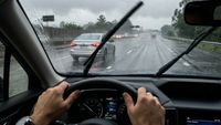 Uso do pisca-alerta na chuva: entenda quando pode gerar multa
