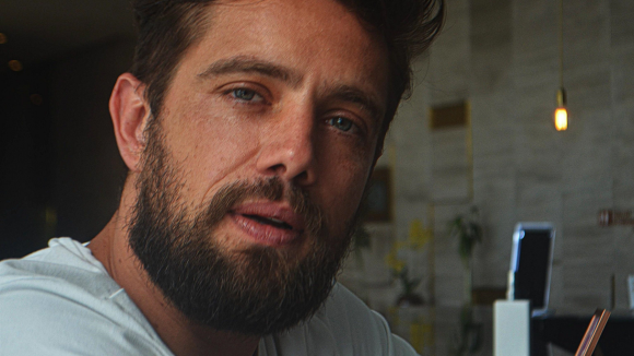 Após publicação LGBTfóbica de Rafael Cardoso, modelo trans expõe prints de flerte do ator: 'Ué?'