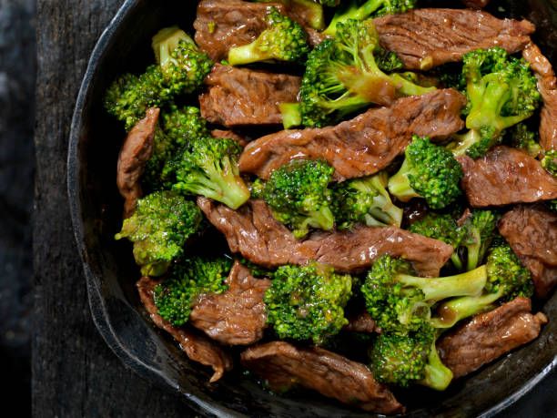 beef and broccoli stir fry - beef stir fry stock pictures, royalty-free photos & images