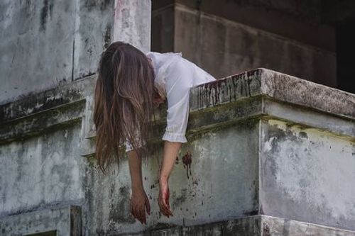 Zombie Ghost mujer asesinato underhung cabeza en edificio abandonado con sangriento, concepto de halloween