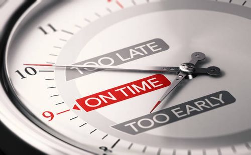 Good timing. Choosing the right moment. Close up on a conceptual clock with the text early late and on time. Concept of good timing and choosing the right moment. 3D illustration. timing stock pictures, royalty-free photos & images
