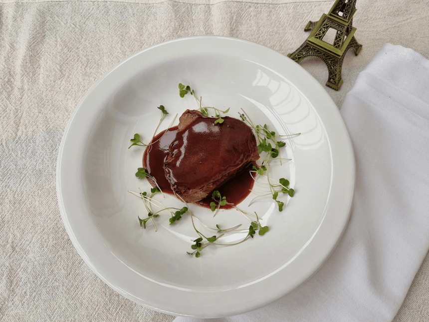 Filé mignon com molho de vinho tinto