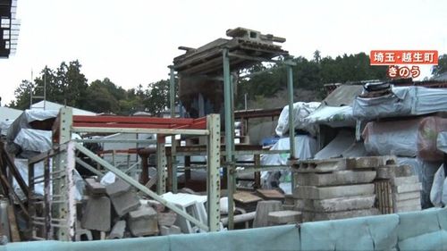 しっかりと固定もされず、無造作に積まれた建設資材