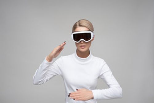 戴着滑雪镜的年轻金发女子表演现代舞