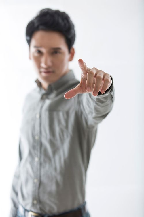 做手势的年轻男子图片下载