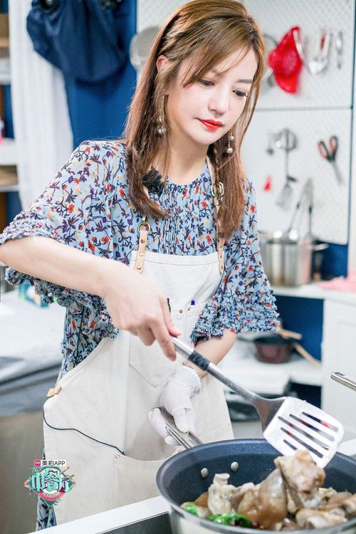 忙碌工作的赵薇