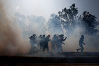 One dead amid police violence as Indian farmers resume march on Delhi | The Independent