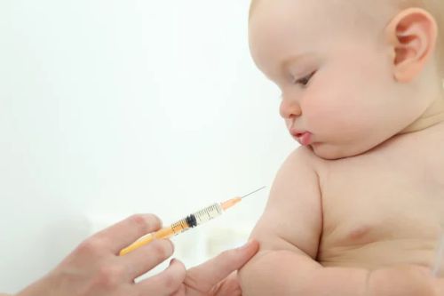 Doctor vaccinating baby — Stock Photo, Image