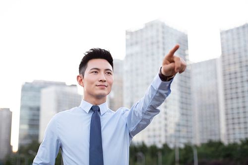 年轻商务男士指向前方图片下载