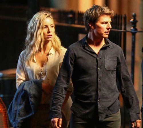 Tom Cruise and Annabelle Wallis in The Mummy (2017)
