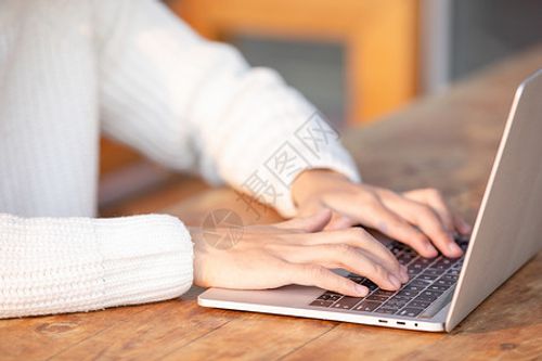 青年男性户外阅读学习高清图片