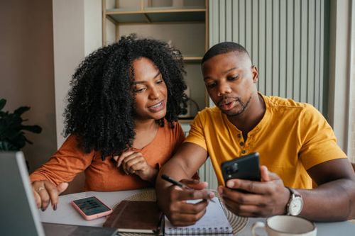 couple shopping online - young people investing stock pictures, royalty-free photos & images