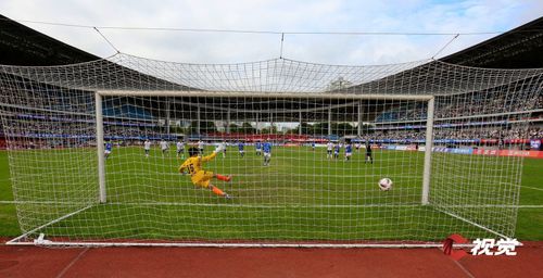 遂宁舍得干队进球瞬间。（C视觉签约摄影师 钟敏 摄 ）