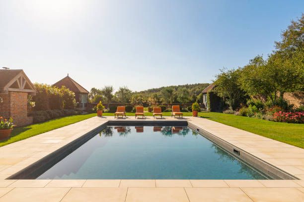 view of a luxury swimming pool in the uk - piscine jardin photos et images de collection