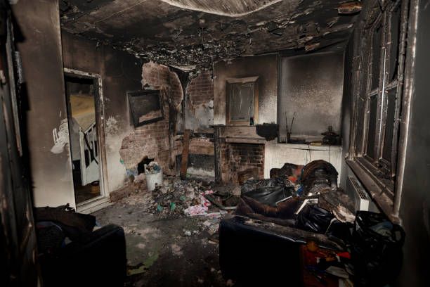 casa de incendios - incendios provocados fotografías e imágenes de stock