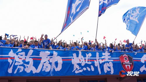 10月2日，川超第二轮，达州坐镇主场迎接成都的挑战，赛前两队球迷互动，玩起了人浪。（C视觉签约摄影师 夏桢 摄 ）