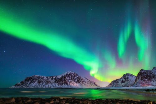 mélange coloré aurores boréales dansant dans le ciel - aurore boréale photos et images de collection