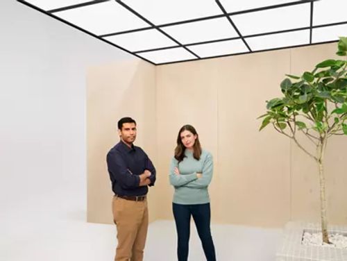 两个站在房间内